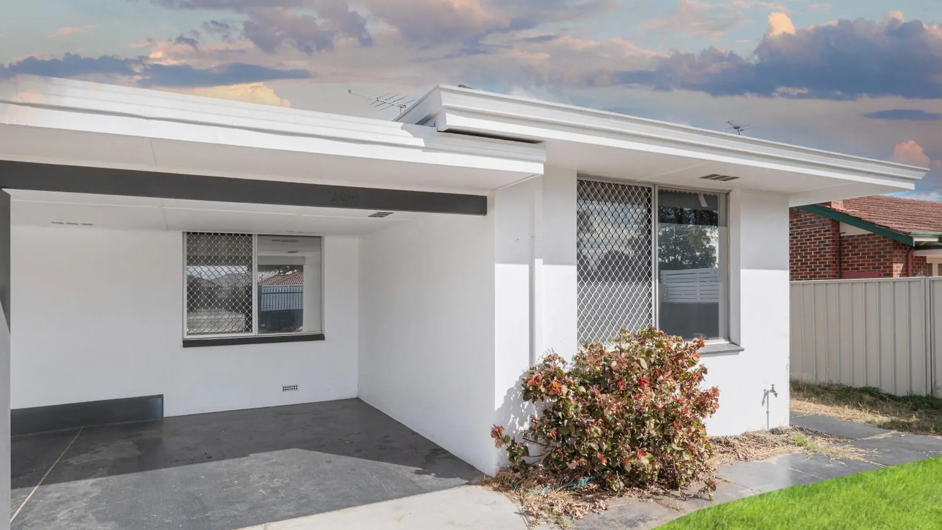 Cozy House Nr Airport 2Rooms 4Beds Yard Parking Perth Australia