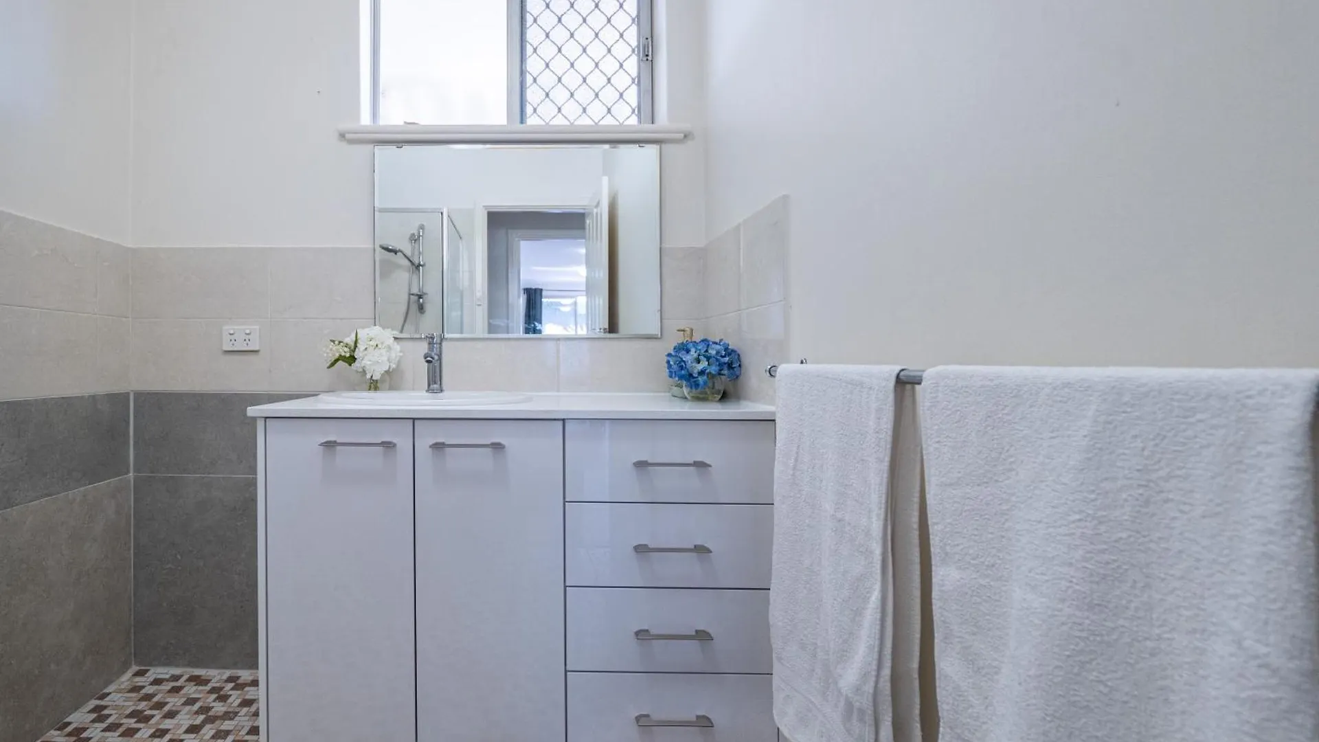 Cozy House Nr Airport 2Rooms 4Beds Yard Parking Perth