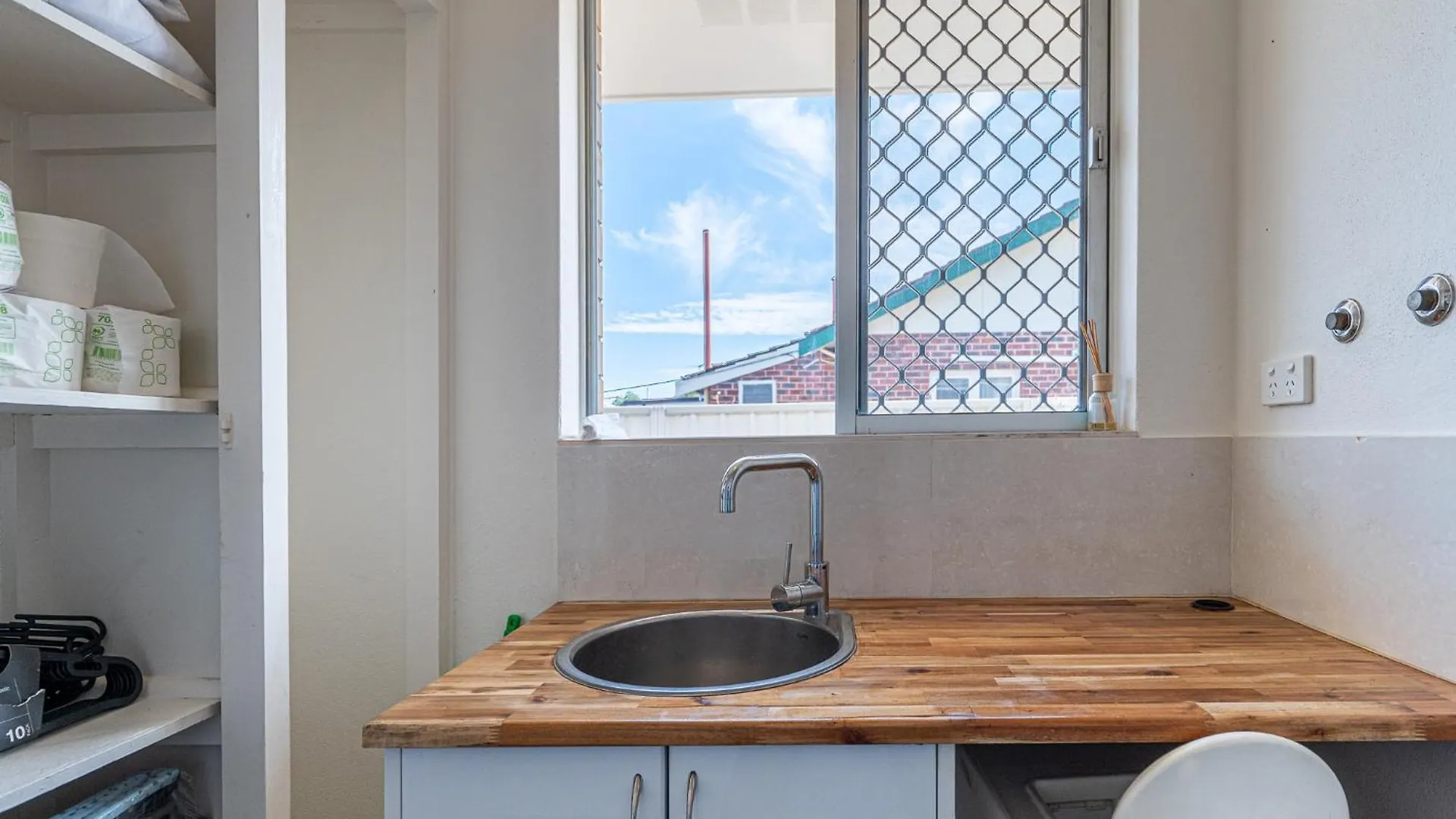 Cozy House Nr Airport 2Rooms 4Beds Yard Parking Perth 0*,