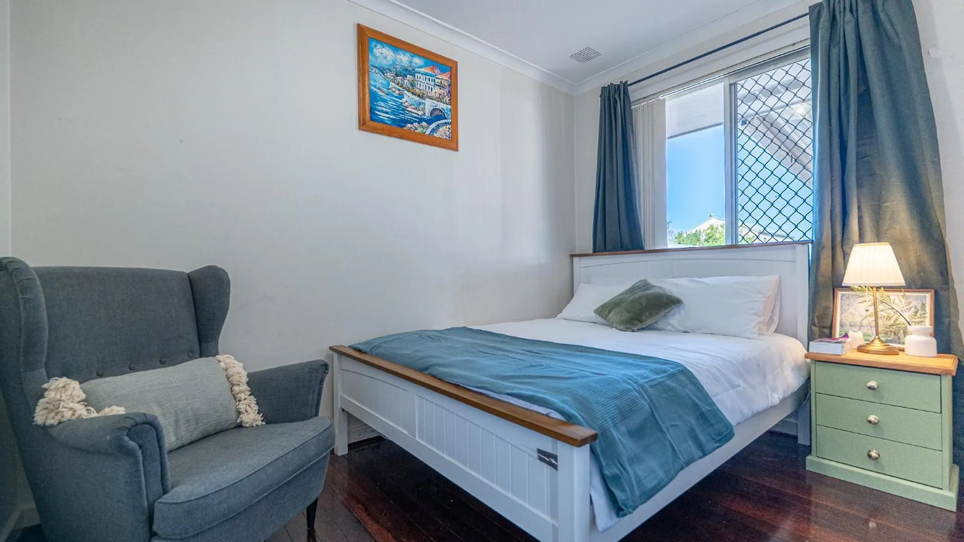 Cozy House Nr Airport 2Rooms 4Beds Yard Parking Perth Holiday home